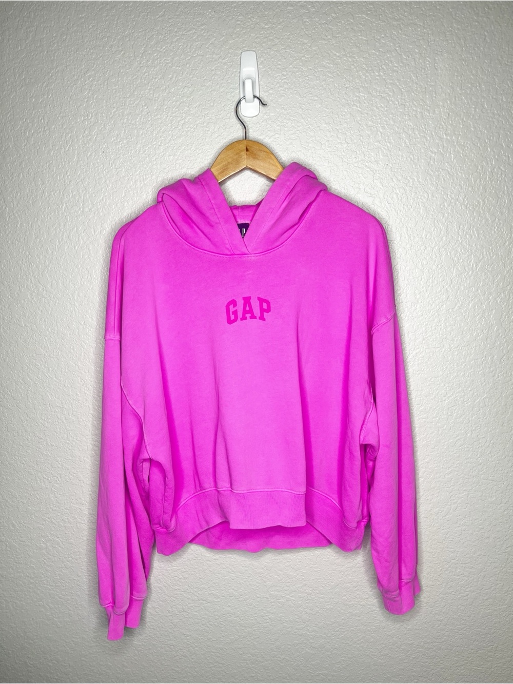 GAP Womenโs Large Hot Pink Logo Cropped Hoodie Oversized Sweatshirt